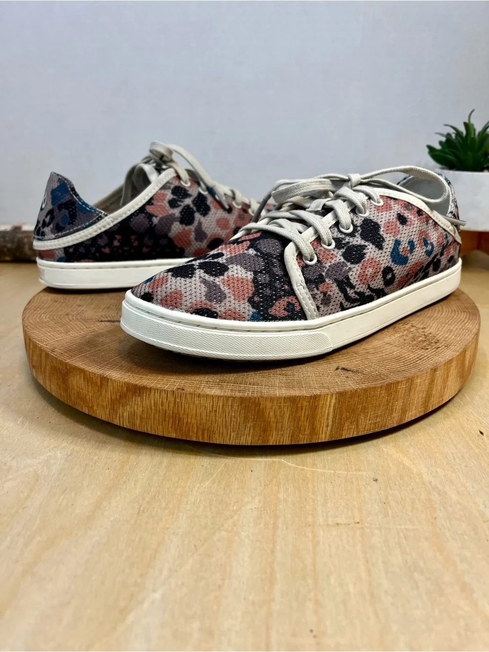 OluKai Women's Pehuea Li Sneakers - Cloudy/Pa'i Print - Size 7